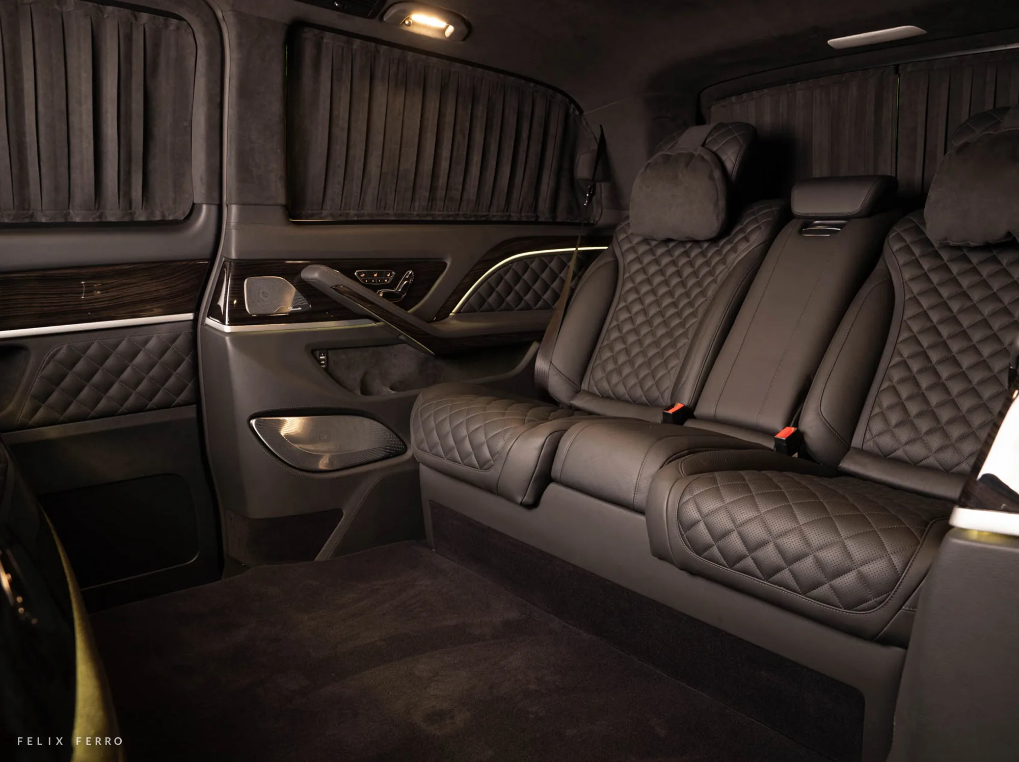 Кресла Maybach и тёмная кожа пассажирского салона