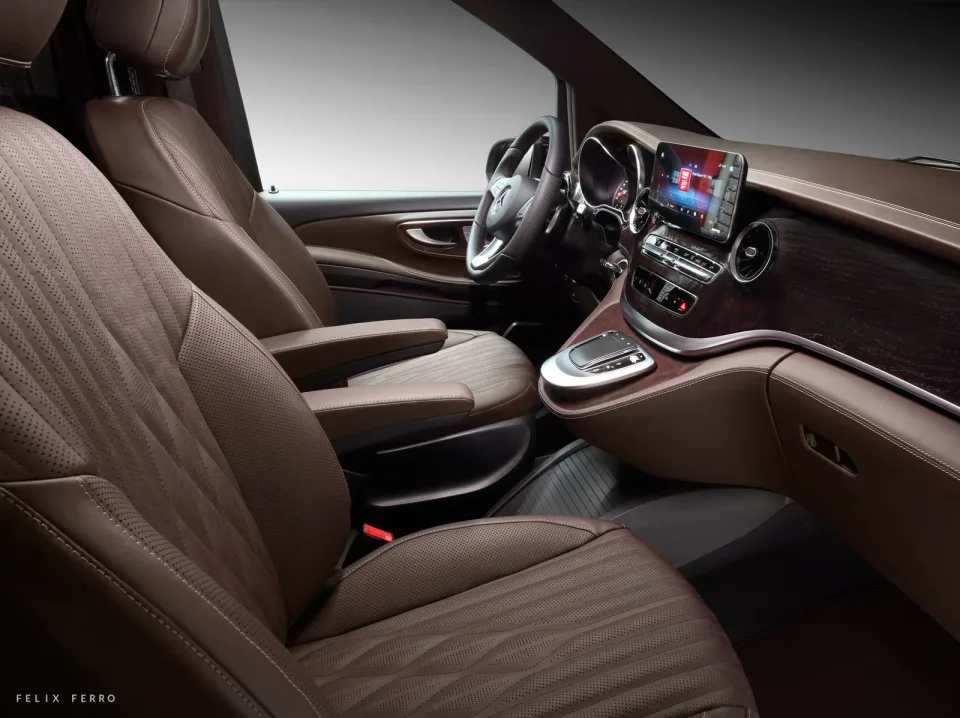 Front seats and dashboard in brown leather and wood veneer