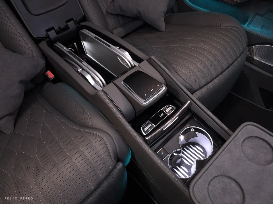 Centre console between the seats with an unfolded table and cupholders