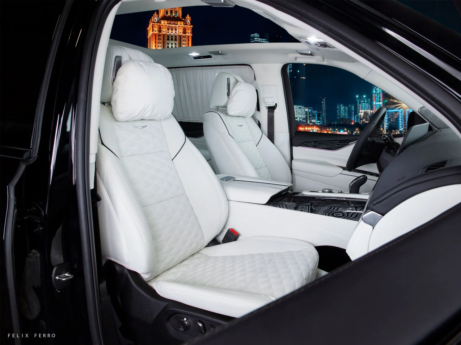 Cadillac Escalade front seats in light leather