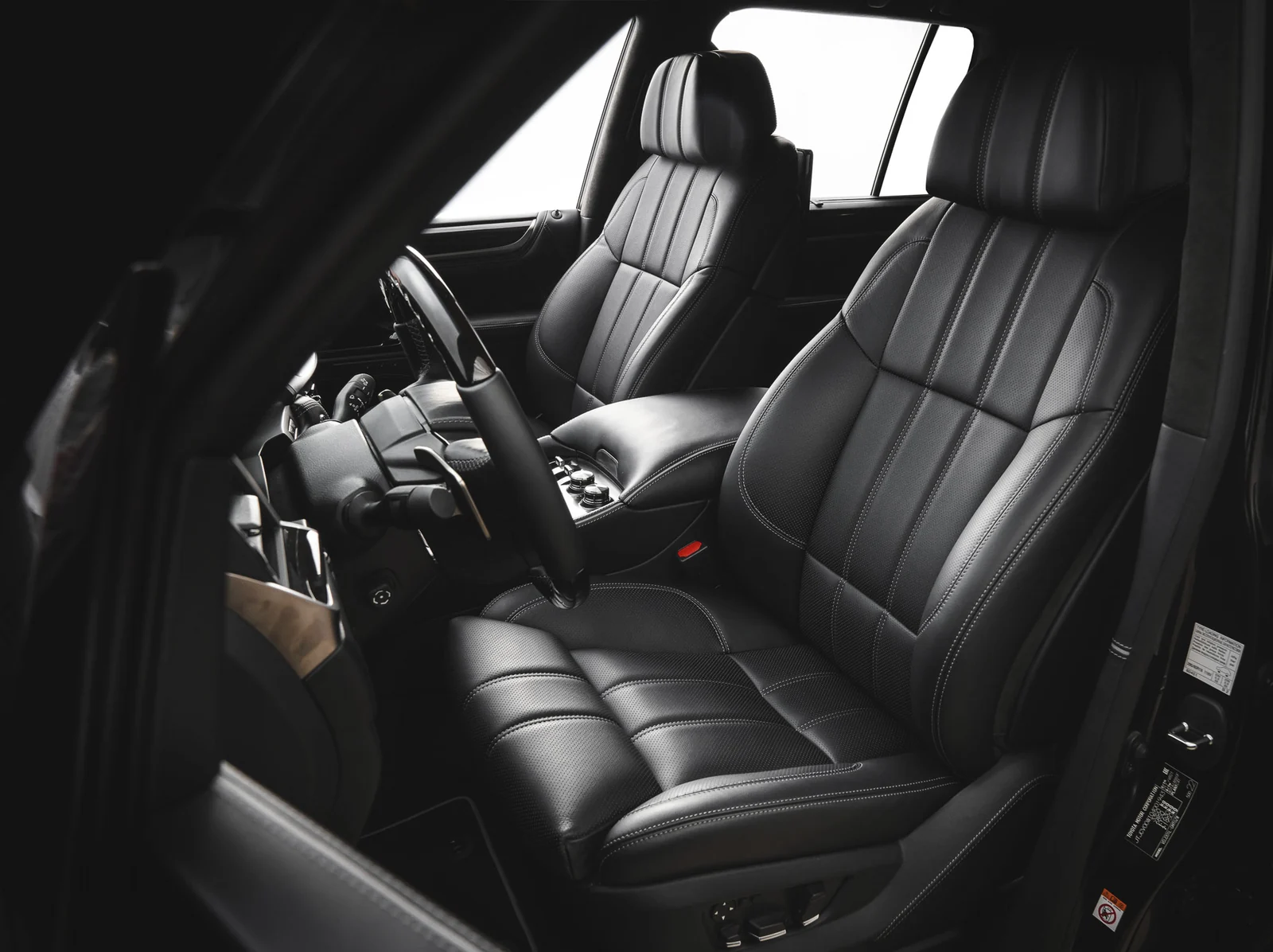 Чёрные передние кресла Lexus LX с контрастной прострочкой